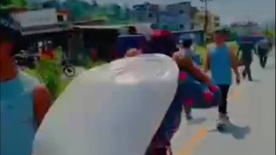 स्थानीयले ट्रकबाटै रासायनिक मल