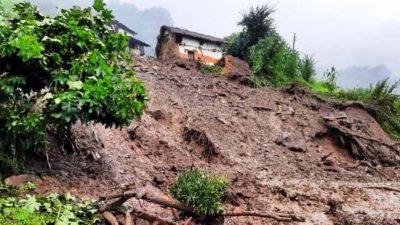 पहिरोका कारण पृथ्वी राजमार्ग अवरुद्ध