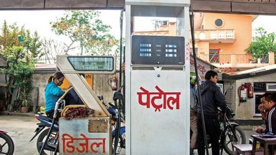डिजेलमा २९ रुपियाँ, पेट्रोलमा २० रुपियाँ कर कटौती