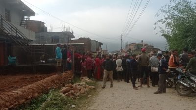 ५ किलो रासायनिक मल पाउनको लागी तछाडमछाड गर्दै किषान