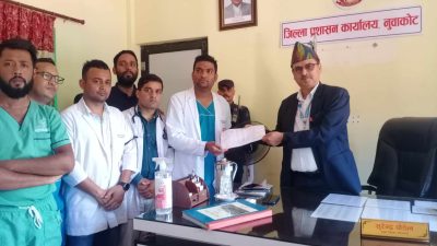 सुरक्षाको माग गर्दै चिकित्सकहरुको आन्दोलनमा एक्यबद्वता जनाउदै त्रिशुलि अस्पतालका चिकित्सकहरु