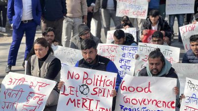 नेपाल विद्यार्थी संघद्वारा खुला प्रतिस्पर्धाबाट नियुक्तिको माग गर्दैसडकमा पम्पलेट प्रदर्शन