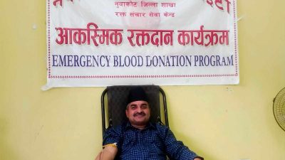 जिल्ला अस्पताल त्रिशुलीमा पूर्व प्रदेश प्रमुख अहिराजद्वारा ४३ औं पटक रक्तदान