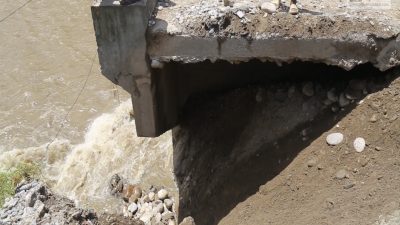 बाटो अवरुद्ध हुदा जनताले दुख पाय पाउछ भन्दै पन्छिए सडक डिभिजन नुवाकोटका प्रमुख / ध्रुव श्रेष्ठ अध्यक्ष लिखु गाउपालिका नुवाकोट
