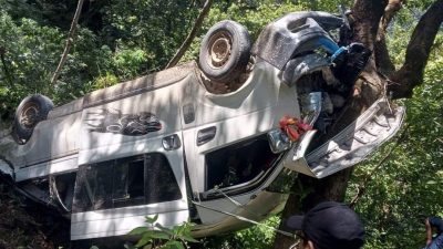 माईक्रो बस (हाईस)को दुर्घटनामा १२ घाईते, २ जना को अवस्था चिन्ता जनक