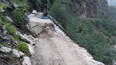 भोटेकोशी–कोप्लाङ सडक १० फिट भासिएपछि चार दिनदेखि ठप्प, मालबाहक गाडी…