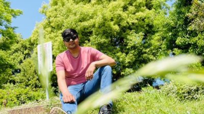 परदेशमा छु, तर मन अझै घरको आँगनमा अड्किएको छ ।
