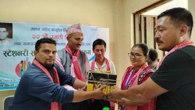 बासुदेव रिमालको २२औं स्मृति दिवसमा बागेश्वरी विद्यालयका विद्यार्थीलाई स्टेशनरी वितरण